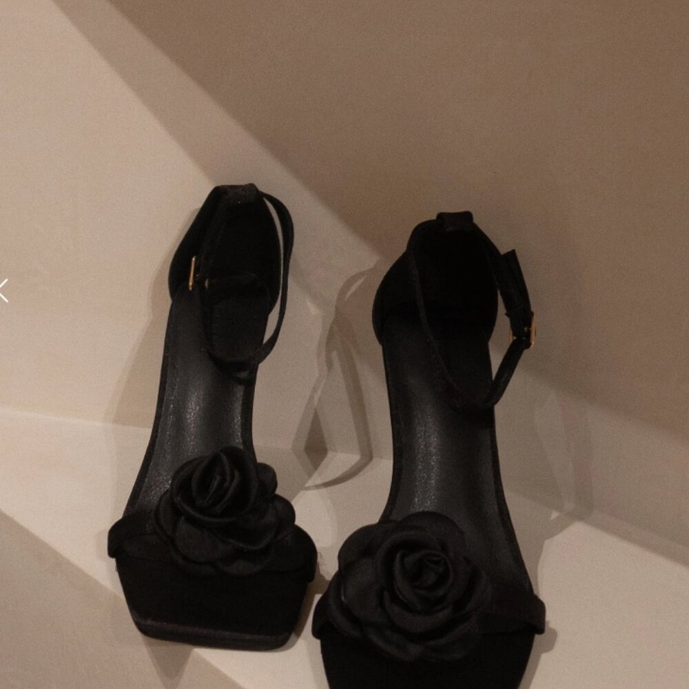 BRAND NEW Meshki Lara Rose Satin Heel - Black, 7